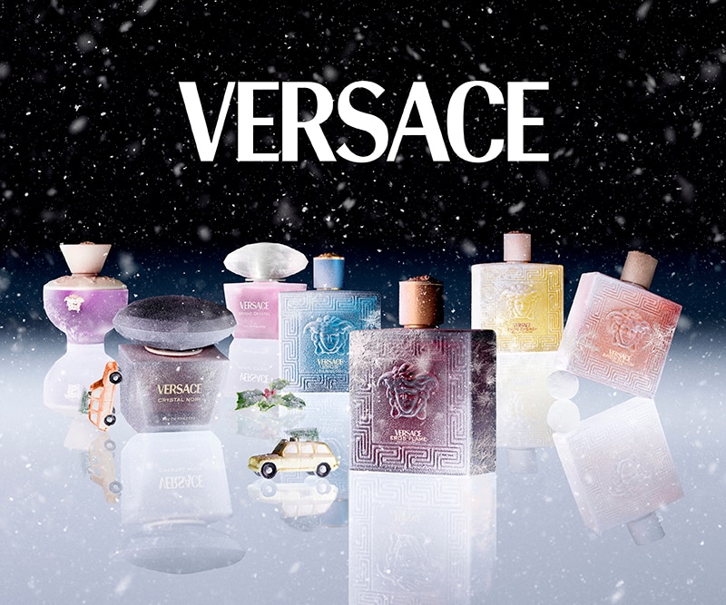 Versace luxus parfüm kollekció ünnepi kiadásban, elegáns üvegek hóeséses háttér előtt.